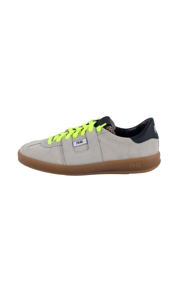 Sneakers in suede di un grigio chiaro con dettagli neri e lacci verde neon. Presentano una suola in gomma e un'etichetta brandizzata di lato.