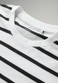 Weißes T-Shirt mit schwarzen horizontalen Streifen. Verfügt über einen runden Halsausschnitt und einen genähten Saum. Hergestellt aus weichem, leichtem Baumwollmaterial.