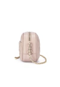 Borsa a tracolla in pelle rosa trapuntata con catena dorata, chiusura con zip e forma arrotondata. Presenta una superficie liscia e dettagli di cucitura sottili.