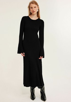 - Sukienka dzianinowa