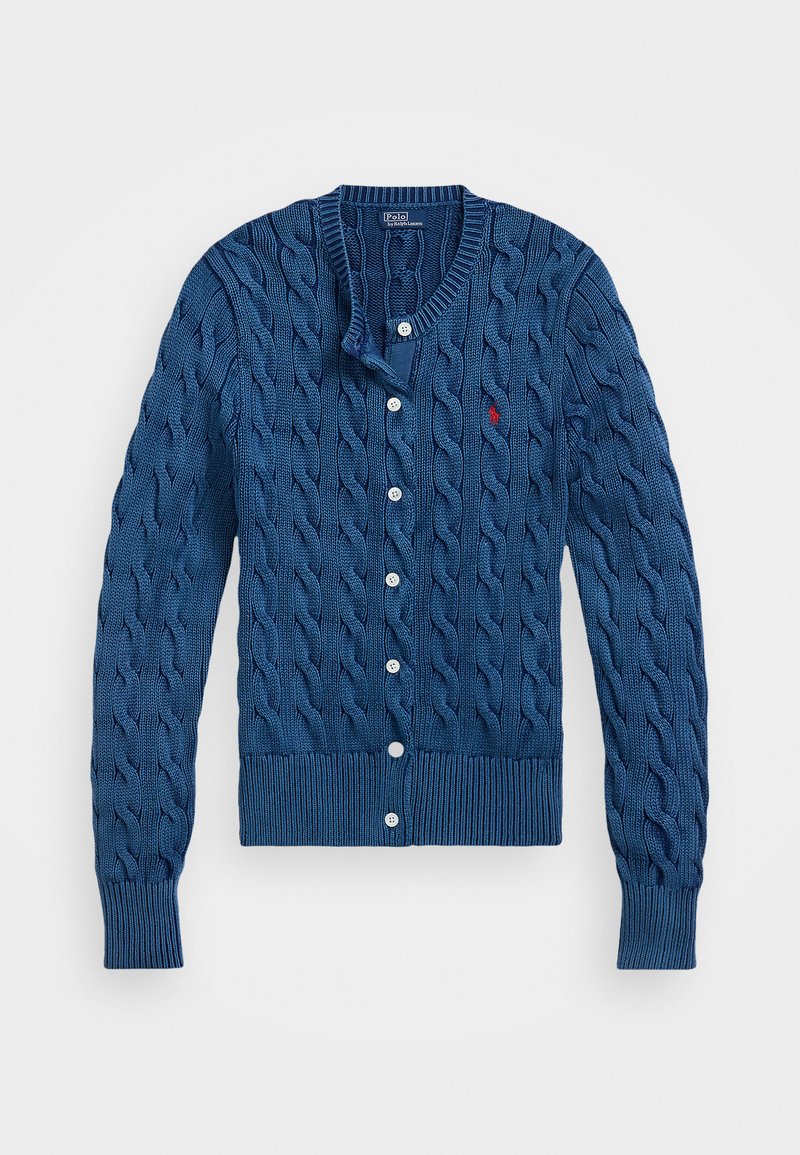 Donkerblauwe gebreide cardigan met kabelpatroon, vijf witte knopen aan de voorkant, ribgebreide manchetten en zoom, en een klein logo op de borst.