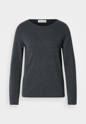 Maglione grigio scuro a maniche lunghe con scollo rotondo, realizzato in tessuto morbido. Presenta una texture liscia e una vestibilità regolare. Etichetta del marchio visibile.