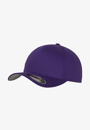 Gorra de béisbol morada con una corona redondeada, visera curva y textura de tela; presenta un interior gris y una pegatina de logo en el ala.
