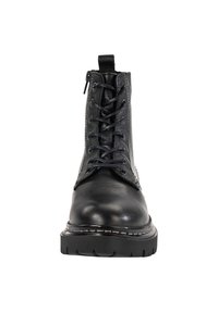 Bottes hautes en cuir noir avec design à lacets, surface texturée, fermeture éclair latérale et semelle en caoutchouc épaisse avec détails crantés.