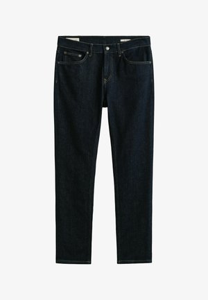 Jean droit indigo foncé avec cinq poches, couture apparente, et fermeture par bouton et fermeture éclair à la taille.