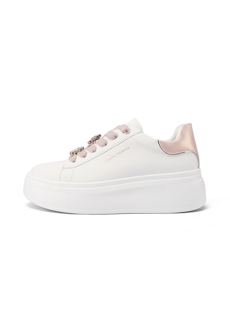 Sneakers platform bianchi con tomaia in pelle liscia, dettaglio del tallone in rosa pallido e lacci decorativi con dettagli in metallo.