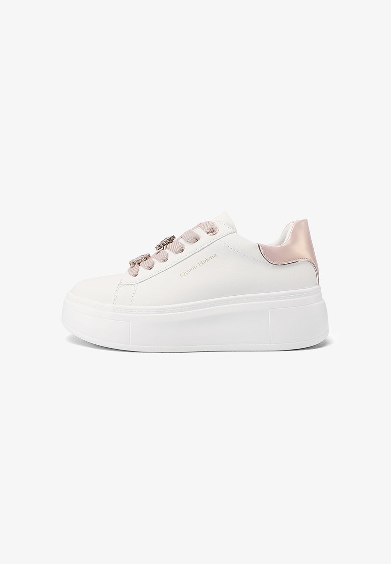 Sneakers platform bianchi con tomaia in pelle liscia, dettaglio del tallone in rosa pallido e lacci decorativi con dettagli in metallo.