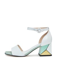 Sandale blanche à bout ouvert avec bride de cheville, boucle ronde, talon bloc présentant des panneaux géométriques en vert menthe, jaune et blanc.