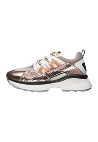 Sneaker bronzo metallizzato con lacci bianchi, dettagli stampati, tomaia texture e suola bianca spessa. Presenta un piccolo punto di presa sul tallone.