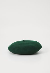Zeleni vuneni beret, okruglog oblika, glatke teksture, središnji gumb na vrhu, blago spljoštenog dizajna i uniformne boje bez uzoraka.