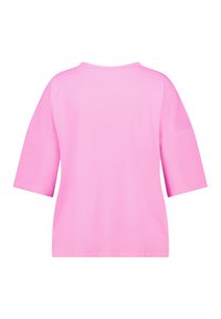 Roze katoenen t-shirt met een ronde halslijn, korte mouwen en een relaxte pasvorm. Glad textuur zonder versieringen of patronen.