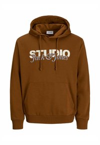 Hnědá mikina s kapucí na stažení, přední kapsou a velkým grafickým textem "STUDIO Jack & Jones" v krémové a modré barvě.