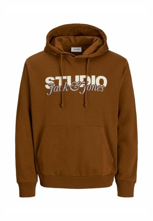 Bruine hoodie met een trekkoordkap, een voetas, en grote grafische tekst met de tekst "STUDIO Jack & Jones" in crème en blauw.
