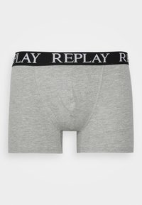 Grå boksershorts laget av bomull med svart strikk som har "REPLAY" i hvit skrift. Mid-lengde stil med en formet lomme.