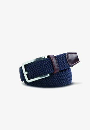 Ceinture tressée marine en tissu durable, dotée d'une boucle en métal argenté et d'un accent en cuir marron près de la boucle pour un maintien sécurisé.