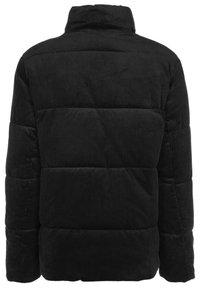 Chaqueta puffer de pana negra, con un cuello alto, diseño acolchado y un patrón ribeteado texturizado en la superficie.