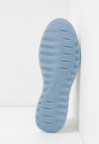 Suola di scarpa in gomma blu chiaro con scanalature e righe testurizzate, con il marchio "ecco" in rilievo e la taglia "38".