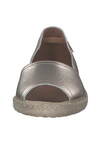 Metallisch goldene offene Espadrille mit einer geflochtenen Jutesohle und einem weichen braunen Innenfutter; verfügt über einen elastischen Riemen für einen sicheren Halt.