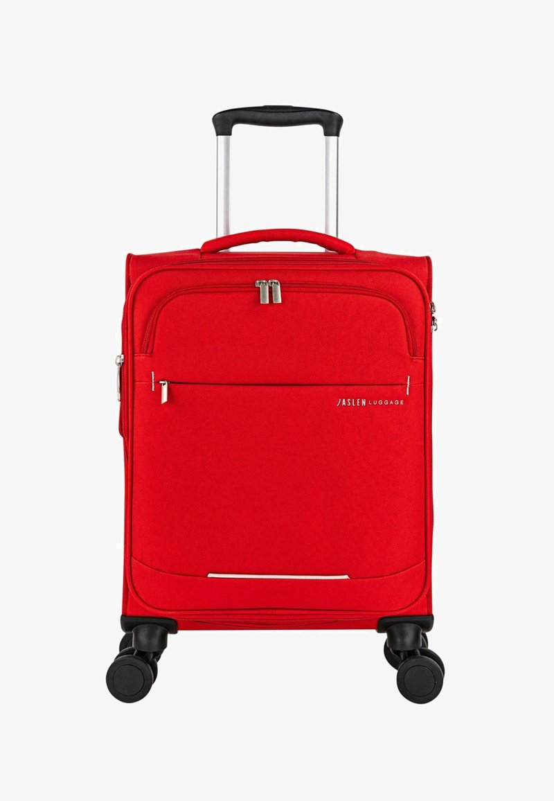 Maleta roja con ruedas, exterior de tela texturizada, asa superior y bolsillo frontal con cremallera. Cuenta con cuatro ruedas negras y cremalleras metálicas.