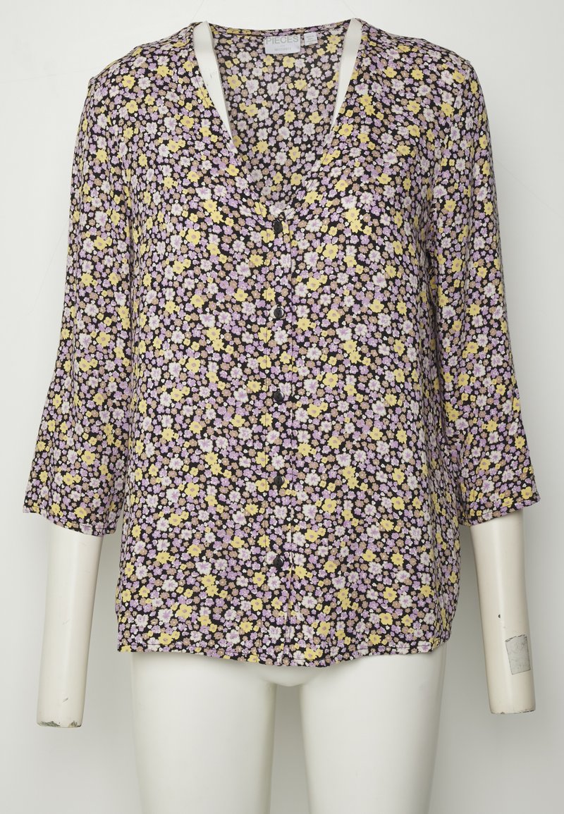 Blusa com estampado botânico, apresentando um fundo preto com pequenas flores amarelas e lavanda, mangas 3/4 e um decote em V com detalhes em botão.