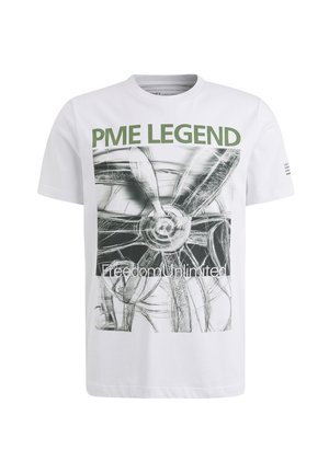 Bijela pamučna majica koja sadrži grafiku dizajna propelera. Tamnozeljeni natpis glasi "PME LEGEND" i "Freedom Unlimited." Kratki rukavi.