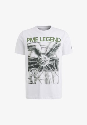 Bijela pamučna majica koja sadrži grafiku dizajna propelera. Tamnozeljeni natpis glasi "PME LEGEND" i "Freedom Unlimited." Kratki rukavi.