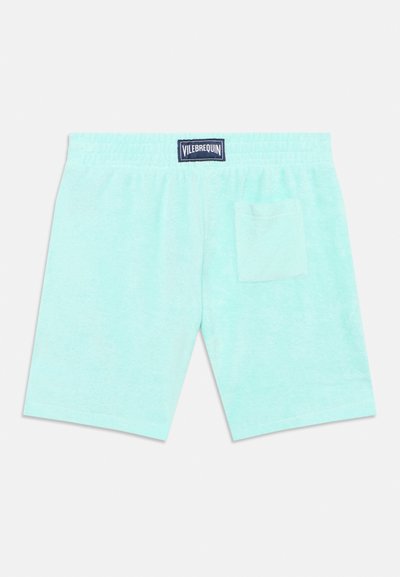 Σορτς από ελαφρύ μπλε πετσετέ ύφασμα με ελαστική μέση, μία πίσω τσέπη και ετικέτα της μάρκας Vilebrequin στο κέντρο της πλάτης.