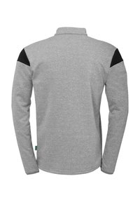 Grauer Langarmpullover mit hohem Kragen, ausgestattet mit schwarzen Akzenten an den Schultern und einem glatten, strukturierten Stoff.