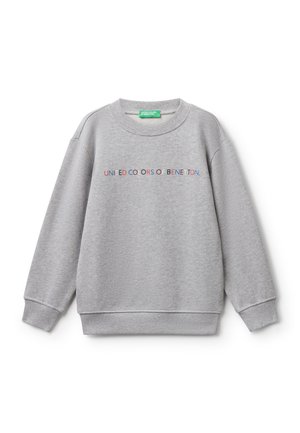 Felpa leggera grigia con collo rotondo e polsini e fondo a coste, con testo multicolore "UNITED COLORS OF BENETTON" sul petto.