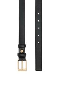 Zwarte leren riem met een gouden metalen gesp, voorzien van een gladde textuur, gelijkmatig geplaatste gaten en een logo-accent nabij de gesp.