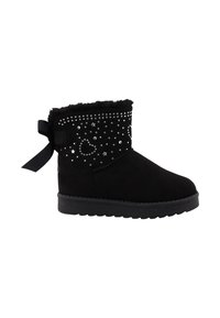 Czarne zamszowe botki ankle z futrzanym podszewką, ozdobione srebrnymi ćwiekami w kształcie gwiazdek i serc, z dekoracyjną wstążką z tyłu.