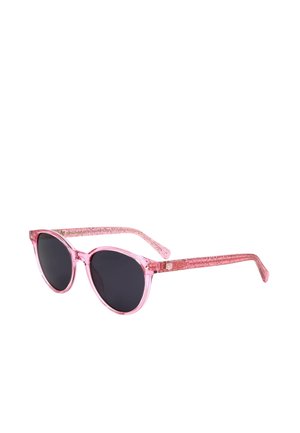 Occhiali da sole rosa trasparenti scintillanti con lenti tonde scure e aste sottili su sfondo bianco.