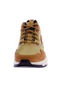 Scarpe sportive in tessuto beige e suede marrone con punta tonda, collarino imbottito, chiusura con lacci e suola in gomma dotata di un motivo antiscivolo.
