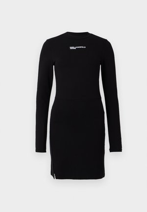 Crna uska haljina dugih rukava s visokim ovratnikom i malim prorezom sprijeda, s bijelim tekstom "Karl Lagerfeld Jeans" na grudima.