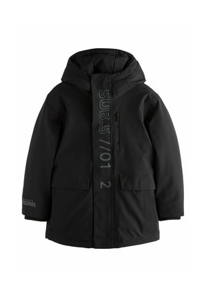 Veste d'hiver noire avec capuche, dotée d'une fermeture éclair sur le devant, de deux poches avant et de graphismes : "SUB.5" et d'autres numéros sur le devant.