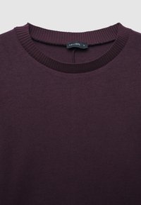 Burgunderfarbener Strickpullover mit geripptem Rundhalsausschnitt und weicher Textur. Verfügt über ein Etikett mit der Aufschrift „CALLIOPE“ am Nacken.