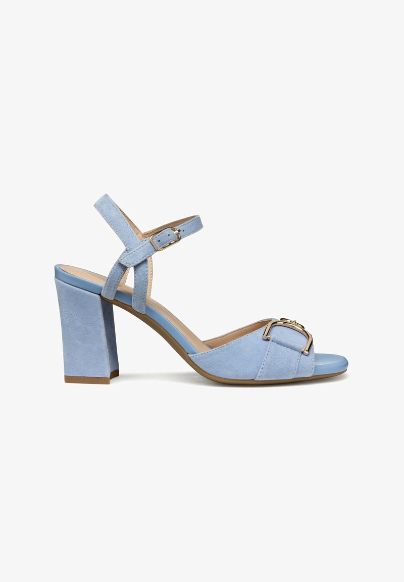 Sandale à talon bloc en daim bleu clair avec bride à la cheville, détail de boucle dorée sur la bride avant et design à bout ouvert.