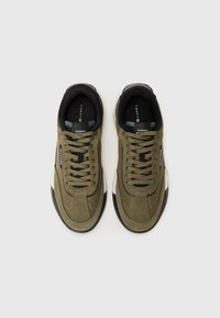 Tommy Hilfiger RETRO RUNNER MIX - Sportbačiai - army green