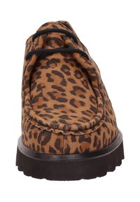 Chaussure à imprimé léopard avec une texture en suède brun, bout rond et lacets noirs. Dotée d'une épaisse semelle en caoutchouc noir avec un profil texturé.