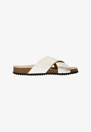 Silberne Crossband-Sandalen mit strukturiertem Obermaterial, Kork-Mittelsohle und schwarzer Gummi-Außensohle mit wellenförmigem Profil.