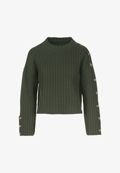 Zeleni rebrasti pulover z čolničastim izrezom, skrajšano zasnovo in dolgimi rokavi, ki imajo zlate gumbke po levi strani.