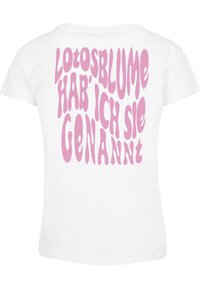 Weißes T-Shirt mit kurzen Ärmeln, das auf dem Rücken einen kräftigen, welligen rosa Schriftzug mit dem Text "LOTUSBLUME HAB' ICH SIE GENANNT." aufweist. Glatte Textur.