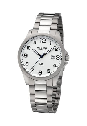 Silberne Armbanduhr aus Edelstahl mit weißem Zifferblatt, schwarzen arabischen Zahlen, Datumsanzeige sowie Minuten-, Stunden- und Sekundenzeiger, die 10:09:36 anzeigen.