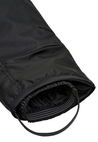 Schwarze Nylon-Tasche mit glatter Textur, geschnürtem oberen Teil und verstellbarem Kordelzug. Ein Schlaufenhenkel ist zur bequemen Tragbarkeit angebracht.