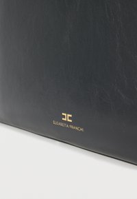 Μαύρη υφασμάτινη επιφάνεια από δέρμα με μικρό χρυσό λογότυπο και έμβλημα «Elisabetta Franchi» στο κάτω κέντρο, σε λευκό φόντο.