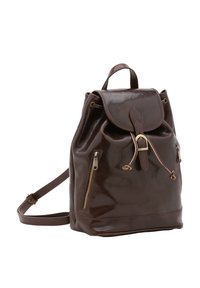 Zaino in pelle marrone lucida con chiusura a coulisse, due tasche anteriori con zip e spallacci regolabili. Forma arrotondata con parte superiore a patta.
