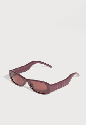 Lunettes de soleil Diesel bordeaux, avec des verres foncés teintés rose et un logo en relief sur le côté, sur fond clair.