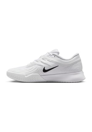 Baskets blanches avec tige en maille texturée, swoosh noir de Nike, col rembourré et semelle en caoutchouc avec un motif de crampons.