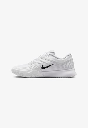 Hvit atletisk sko med teksturert mesh-overdel, svart Nike-svush, polstret krage og gummisåle med mønster.