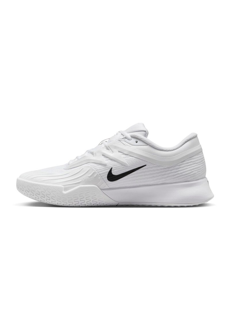 Weißer Sportschuh mit strukturiertem Mesh-Obermaterial, schwarzem Nike-Swoosh, gepolstertem Kragen und Gummisohle mit einem Profilmuster.